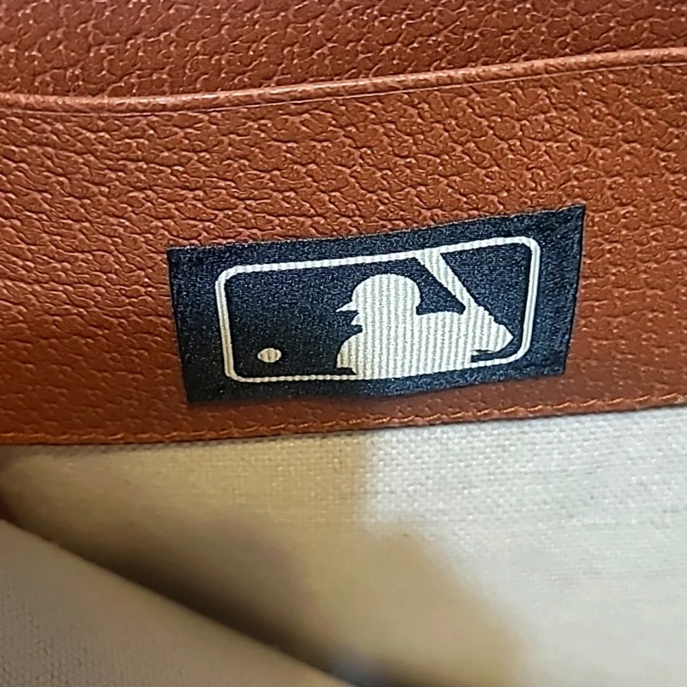 Gucci x MLB GG Conves NY Yankees Zip Clutch Authentic - Picture 5 of 7